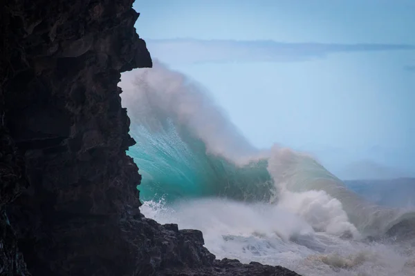 Ondas batendo em Hanakapiai Beach, Kauai, Hawaii, EUA — Fotografia de Stock