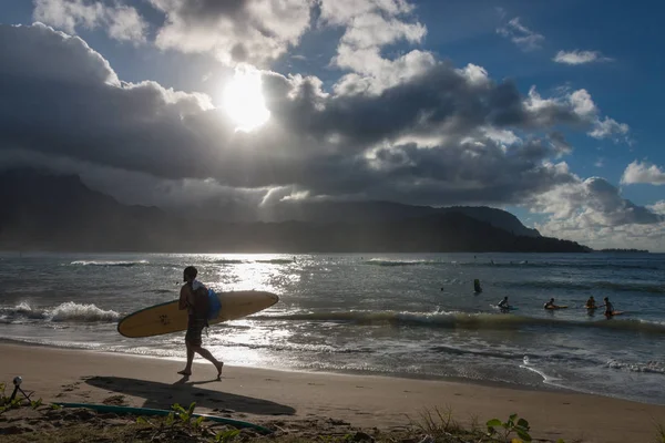 Strandleben im waioli beach park, hanalei bay, kauai, hawaii, usa — Stockfoto