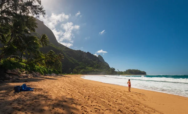 Γυναίκα στην παραλία σήραγγες (Makua Beach), Kauai, Χαβάη, Usa — Φωτογραφία Αρχείου