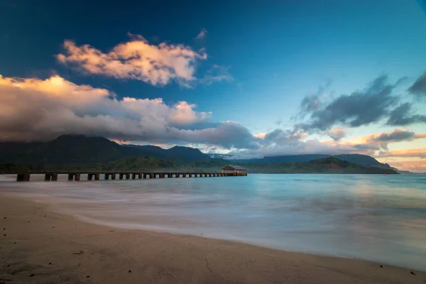 Brzy ráno na pláži Waioli Beach Park, Hanalei Bay, Kauai, Havaj, — Stock fotografie