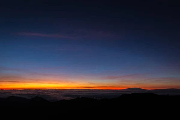 Salida del sol en el cráter Haleakala, Maui, Hawai, EE.UU. — Foto de Stock