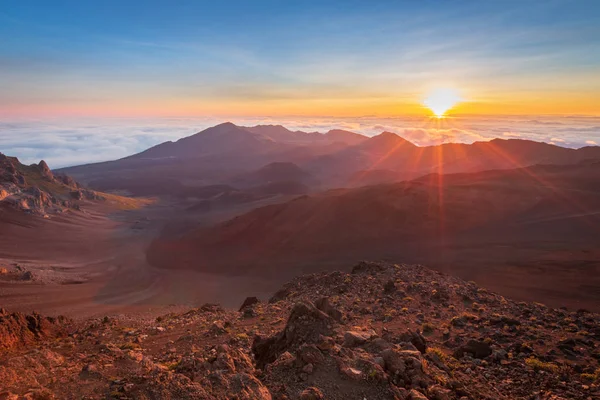 Salida del sol en el cráter Haleakala, Maui, Hawai, EE.UU. —  Fotos de Stock