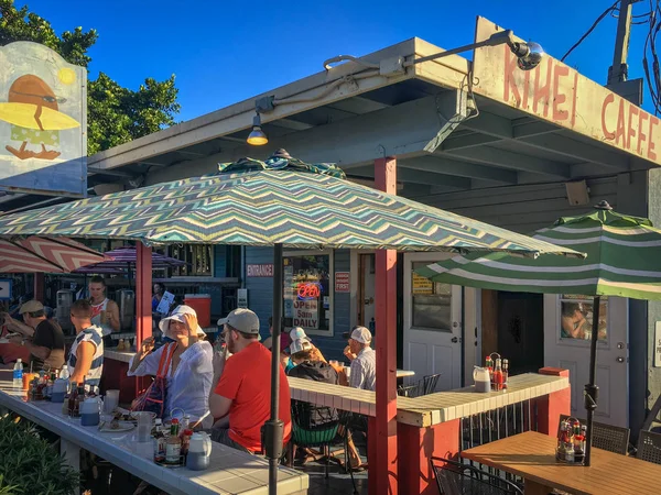 İnsanlar Kihei Caffe, Maui, Hawaii'de kahvaltı nın tadını çıkarıyor