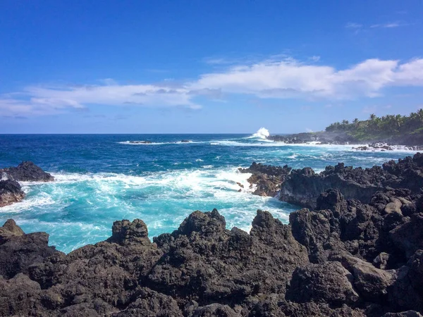 Linea costiera nera al Waianapanapa State Park, Maui, Hawaii, Stati Uniti — Foto Stock