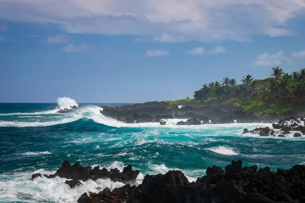 Waianapanapa State Park'ta siyah sahil şeridi, Maui, Hawaii, Amerika Birleşik Devletleri