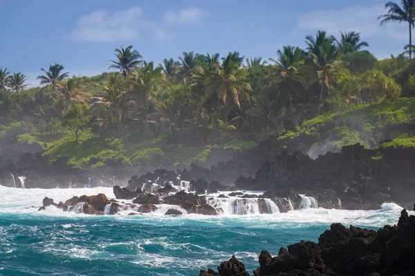 Schwarze Küste im waianapanapa State Park, maui, hawaii, usa — Stockfoto