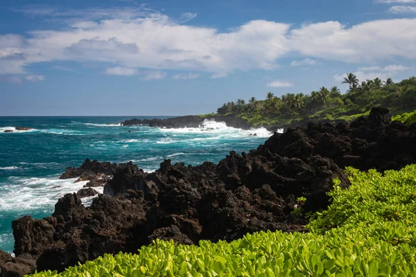 Schwarze Küste im waianapanapa State Park, maui, hawaii, usa — Stockfoto