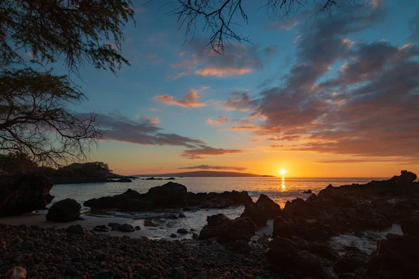 Puesta de sol en Makena Bay, Maui, Hawaii, EE.UU. — Foto de Stock