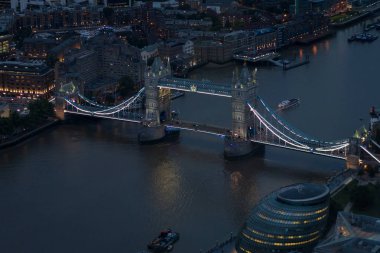 Kentsel mimari ve Tower Bridge ile Londra 'nın gece manzarası