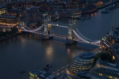 Kentsel mimari ve Tower Bridge ile Londra 'nın gece manzarası