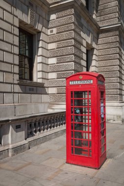 Londra 'da klasik İngiliz telefon kulübesi.