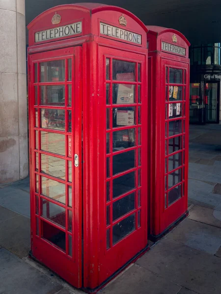 Deux cabines téléphoniques britanniques rouges classiques à Londres — Photo