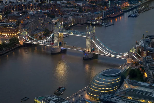 Paisaje urbano de Londres por la noche con arquitecturas urbanas y Tower Bridge — Foto de Stock