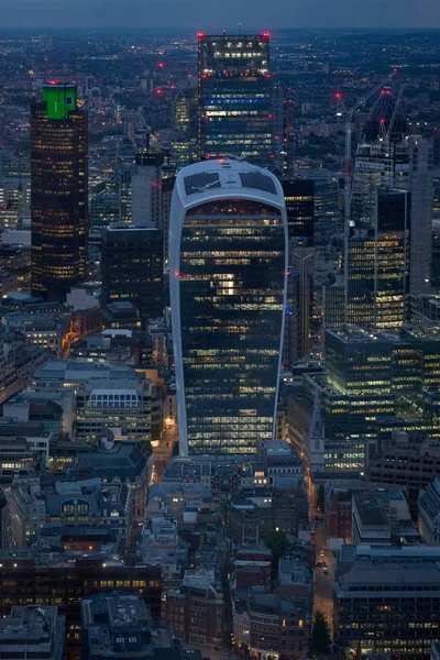 Luchtfoto van de skyline van Londen 's nachts — Stockfoto