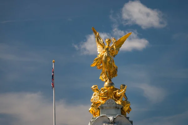 Het Victoria Memorial voor Buckingam Palace, Londen, Engeland — Stockfoto