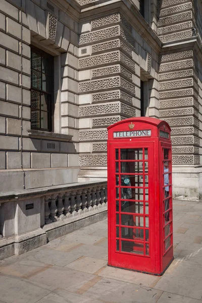 Klassisk röd brittisk telefonbox i London Royaltyfria Stockbilder