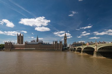 Büyük Ben ve Westminster Sarayı ile Londra şehri. 