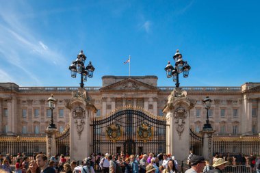 Buckingham Sarayı önündeki turistler, Londra, Birleşik Krallık