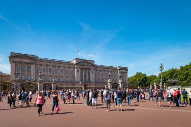 Buckingham Sarayı önündeki turistler, Londra, Birleşik Krallık