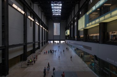 Londra'da Tate Modern Türbin Salonu'nun iç lerinde yürüyen insanlar