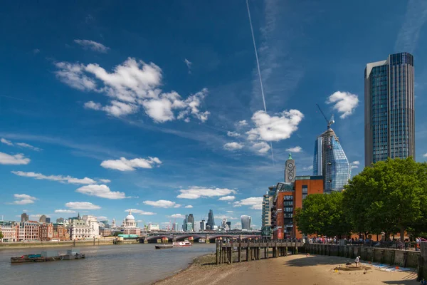 Paisaje urbano de Londres, Reino Unido visto desde Southbank — Foto de Stock