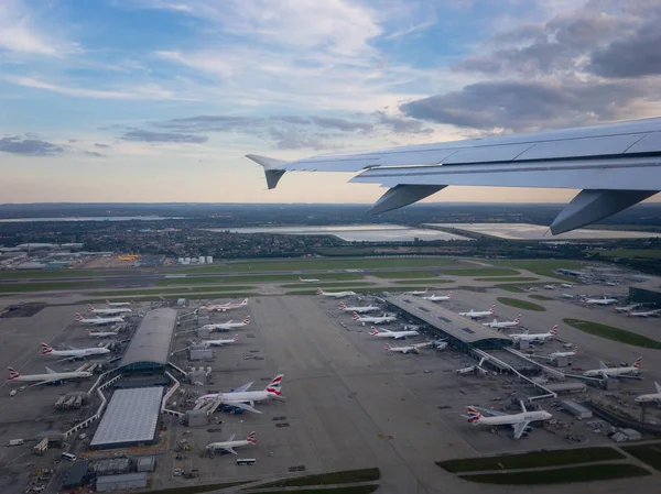 Uçaklarla Londra Heathrow Havaalanı 'nın havadan görüntüsü
