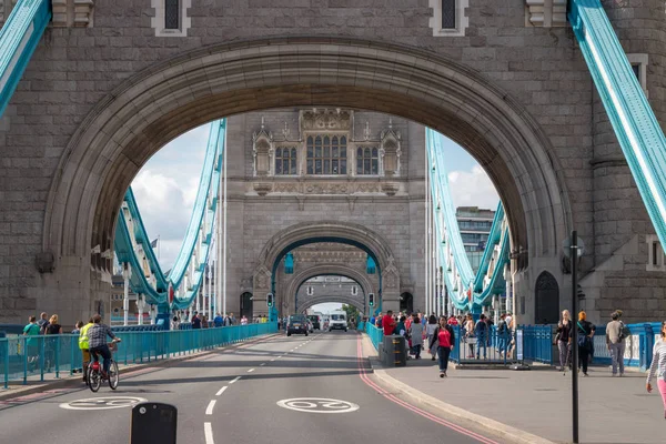 Verkehr durch Tower Bridge, London, Großbritannien — Stockfoto