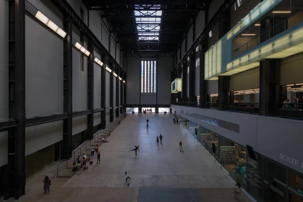 Londra'da Tate Modern Türbin Salonu'nun iç lerinde yürüyen insanlar — Stok fotoğraf