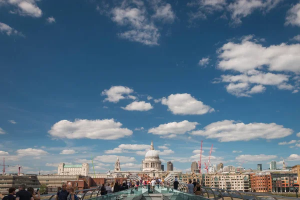 Stadtbild von London mit Millenniumsbrücke, vereinigtes Königreich — Stockfoto