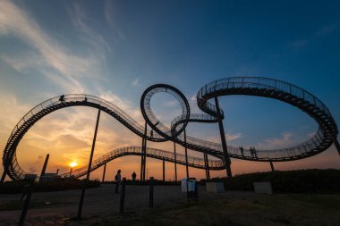 Duisburg, Almanya 28 Ağustos 2018: Yürüyebilir Kaplan ve Kaplumbağa roller coaster heykeli Sihirli Dağ 'da. İnşaat, basamakları ve endüstri kültürünün bir parçası olan bir iskele..
