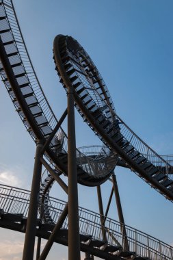 Duisburg, Almanya 28 Ağustos 2018: Sihirli Dağ 'da yürüyen Tiger & Turtle roller coaster heykeli. İnşaat, basamakları ve endüstri kültürünün bir parçası olan bir iskele..
