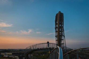 Duisburg, Almanya 28 Ağustos 2018: Sihirli Dağ 'da yürüyen Tiger & Turtle roller coaster heykeli. İnşaat, basamakları ve endüstri kültürünün bir parçası olan bir iskele..