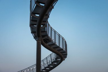 Duisburg, Almanya 28 Ağustos 2018: Sihirli Dağ 'da yürüyen Tiger & Turtle roller coaster heykeli. İnşaat, basamakları ve endüstri kültürünün bir parçası olan aydınlatılmış bir iskele..