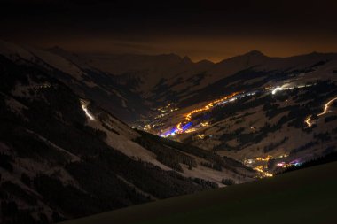 Avusturya Alpleri 'ndeki Saalbach Hinterglemm kayak bölgesindeki kar manzaralı dağların geceleri