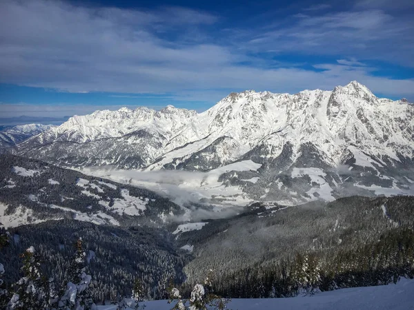 Scénický Pohled Zasněžené Pohoří Leogang Horou Birnhorn Vpravo 643 Pohoří — Stock fotografie