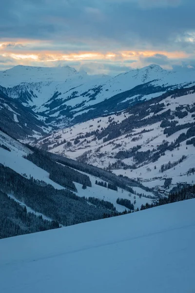 Szcenírozott Kilátás Havas Hegyek Régióban Saalbach Hinterglemm Ausztriában Alpokban Ellen — Stock Fotó