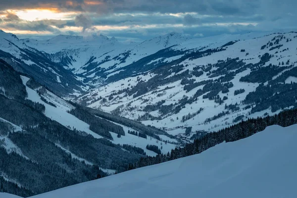 Сценічний Вид Снігу Вкриває Гори Гірськолижному Районі Саальбах Гінтерглемм Австрії — стокове фото