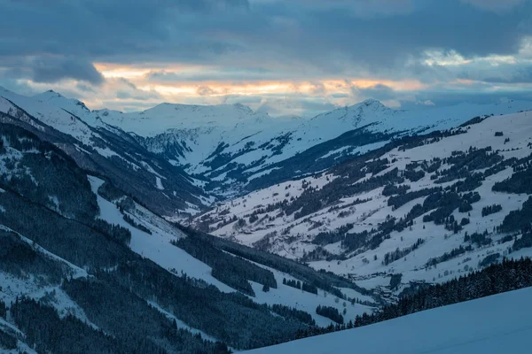 Naturskön Utsikt Över Snötäckta Berg Skidområdet Saalbach Hinterglemm Österrike Alperna — Stockfoto