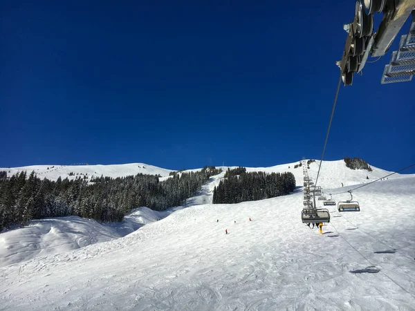 青い空に対するリフトから見たサールバッハ ヒンテルグレム地域のスキー場の風景 — ストック写真