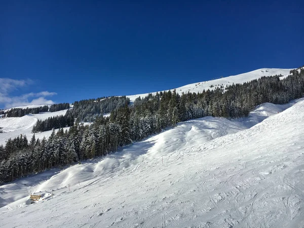青い空に対するSaalbach Hinterglemmの地域のスキー場の風景 — ストック写真