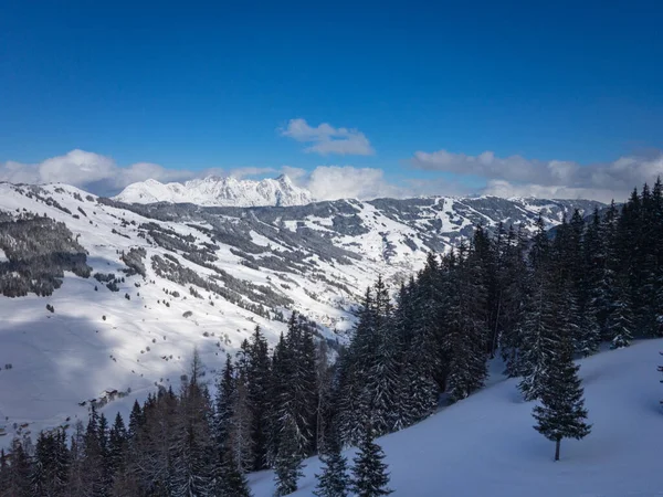 Avusturya Saalbach Hinterglemm Kayak Bölgesinde Kar Manzaralı Dağlar Mavi Gökyüzüne — Stok fotoğraf