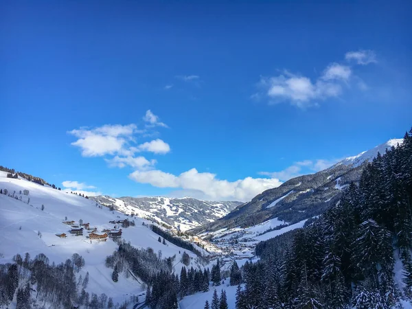Avusturya Saalbach Hinterglemm Kayak Bölgesinde Kar Manzaralı Dağlar Mavi Gökyüzüne — Stok fotoğraf