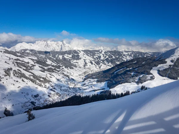 Landschappelijk Uitzicht Besneeuwde Bergen Het Skigebied Saalbach Hinterglemm Oostenrijkse Alpen — Stockfoto