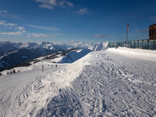 Skidbacke Och Vacker Utsikt Över Snötäckta Berg Saalbach Hinterglemm Österrike — Stockfoto