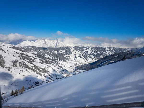 Landschappelijk Uitzicht Besneeuwde Bergen Het Skigebied Saalbach Hinterglemm Oostenrijkse Alpen — Stockfoto