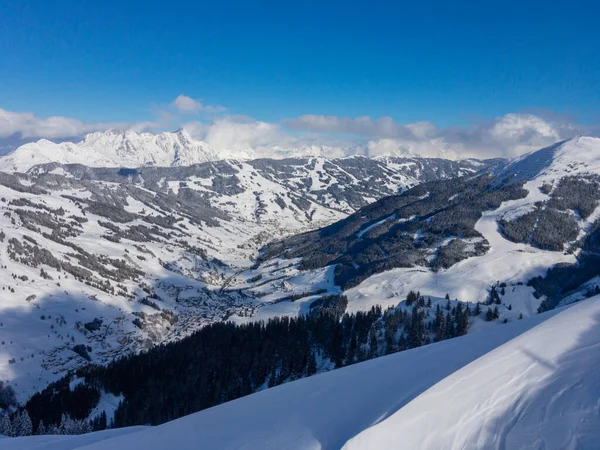 Scénický Pohled Zasněžené Hory Lyžařském Regionu Saalbach Hinterglemm Rakouských Alpách — Stock fotografie