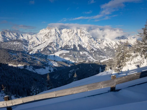 Сценический Вид Покрытых Снегом Гор Леоганг Завернутых Облака Австрийских Альпах — стоковое фото