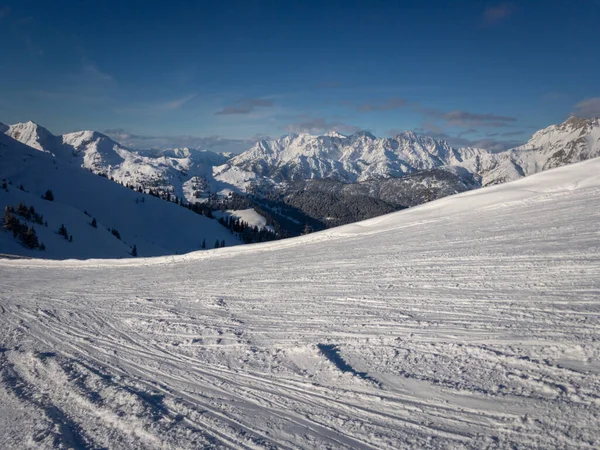 Lyžařský Svah Malebný Pohled Zasněžené Pohoří Lofer Rakouských Alpách Proti — Stock fotografie