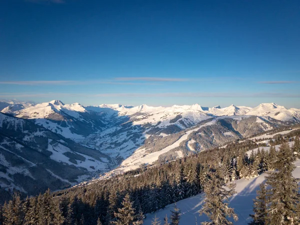 Γραφική Θέα Των Χιονισμένων Βουνών Στην Περιοχή Σκι Του Saalbach — Φωτογραφία Αρχείου