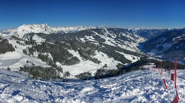 Panoramatický Pohled Zasněžené Hory Lyžařském Regionu Saalbach Hinterglemm Rakouských Alpách — Stock fotografie